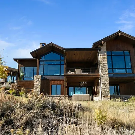 Luxurious Tuhaye Home With Modern Interior, Mountain Views